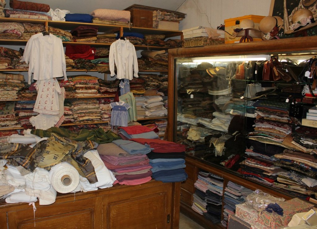 Vitrine à chapeaux, sacs à main, soieries...